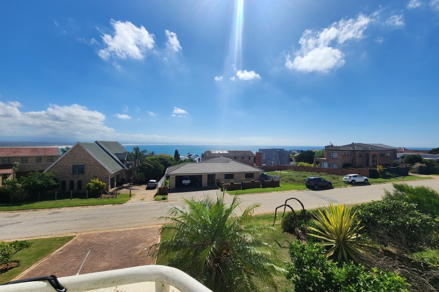5 Bedroom Property for Sale in Wavecrest Eastern Cape